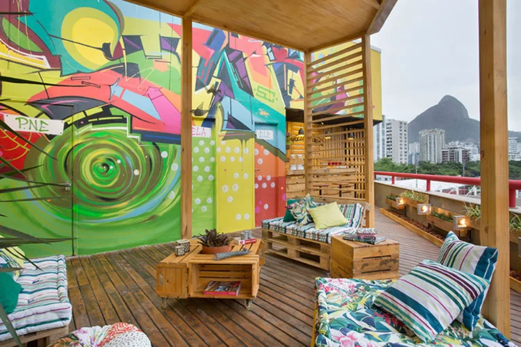 Ambiente externo decorado com pallets (Casa com Pallet/Rio de Janeiro/Reprodução)