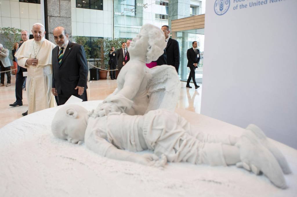 Papa preconiza amor e inaugura estátua de menino sírio