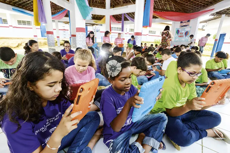 Alunos da escola Manoel Domingos de Melo, em Vitória de Santo Antão: internet rápida e tablets para todos | Leo Caldas / 