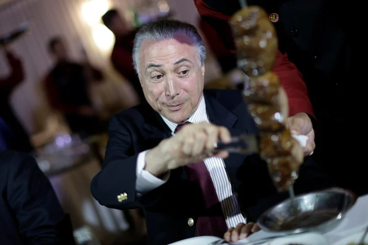 TEMER NA CHURRASCARIA: em jantar de hoje, presidente deve pedir apoio à base aliada no Congresso em prol de ter forte votação em sua segunda denúncia / Ueslei Marcelino/ Reuters (Ueslei Marcelino/Reuters)