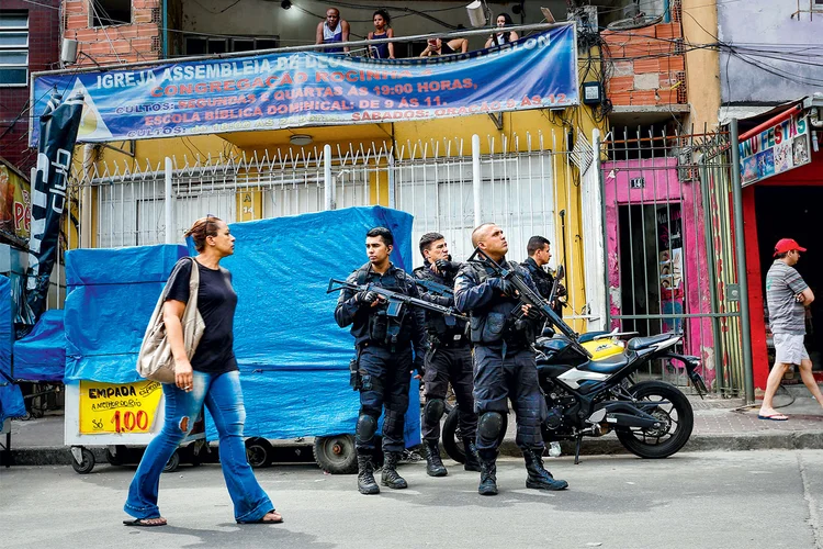 Policiais na Rocinha (Foto/Agência O Globo)