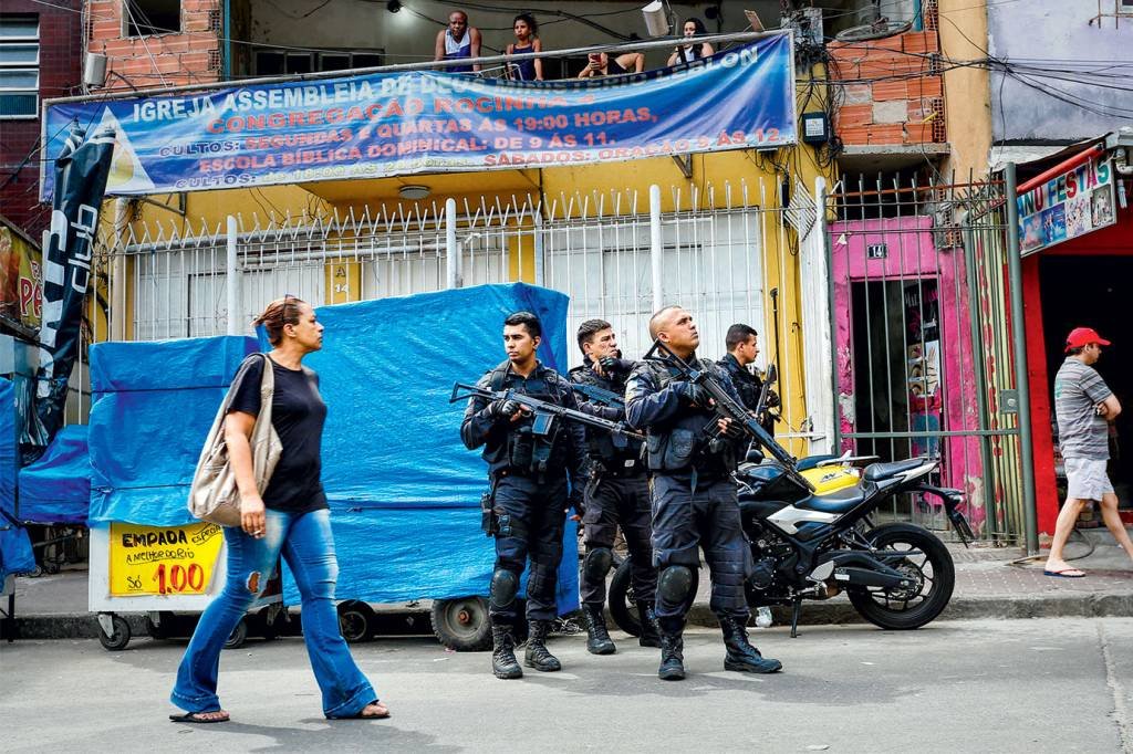 Polícia na Rocinha: finalidade é intensificar o varredura em busca de armas e criminosos (Foto/Agência O Globo)