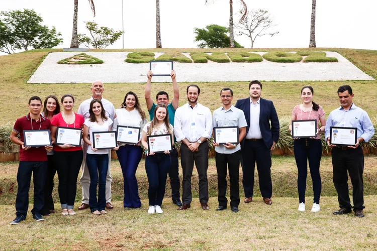 Vencedores do Qualidade Profissional Sandoz recebem certificado na unidade da empresa no Paraná. Da esquerda para direita: Roniel dos Santos, de Altos (PI), Mônica Zafani, analista de marketing da Sandoz, Raquel Kraemer, de Orizona (GO), André Brázay, presidente da Sandoz Brasil, Débora Banci, de Presidente Prudente (SP), Dayana Paulo Lacerda, de Campina Grande (PB), Deuzamor Maquiné Costa, de Manaus (AM), Jéssica Giusti, de Jacinto Machado (SC), Rodrigo Salman, gerente de marketing da Sandoz, Emerson Assis Rodrigues, de Pancas (ES), Guilherme Barsaglini, diretor de marketing e inteligência de marcado da Sandoz, Eva Cruz, de Domingos Martins (ES) e Antônio Soares Barreto, de Taboão da Serra (SP) (Sandoz/Divulgação)