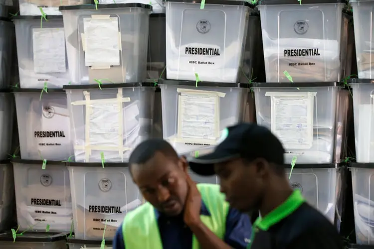 A primeira eleição, em agosto, foi anulada por tribunais devido a irregularidades no processo (Siegfried Modola/Reuters)