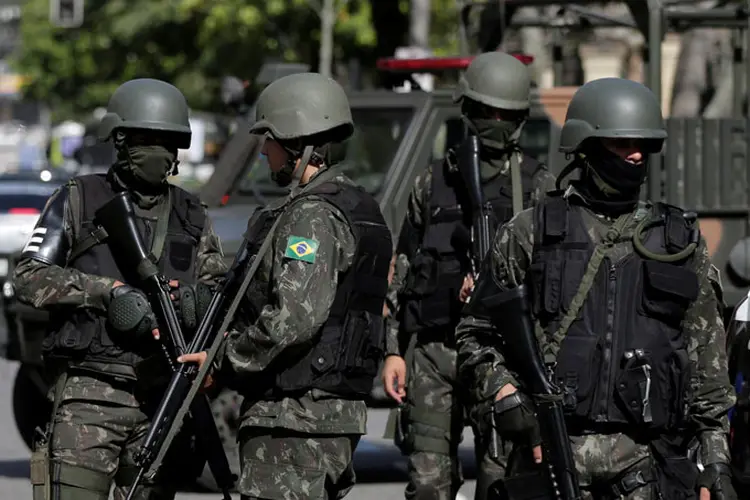Exército: ontem (9), novos confrontos entre policiais e criminosos foram registrados na favela (Bruno Kelly/Reuters)