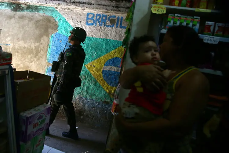 Exército na favela da Rocinha no Rio de Janeiro (Pilar Olivares/Reuters)