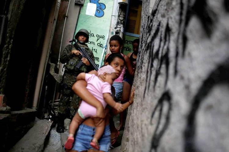 ROCINHA: nova operação prende traficantes; ontem, o alvo foram os organizadores dos Jogos Olímpicos  / Bruno Kelly/ Reuters