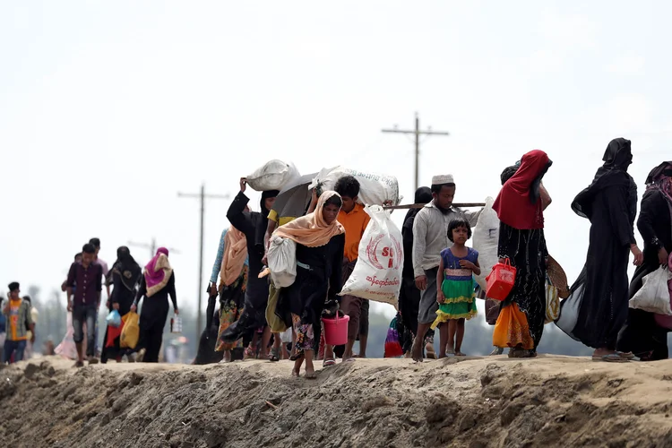 Refugiados rohingyas caminham até campo de refúgio em Bangladesh (Cathal McNaughton/Reuters)