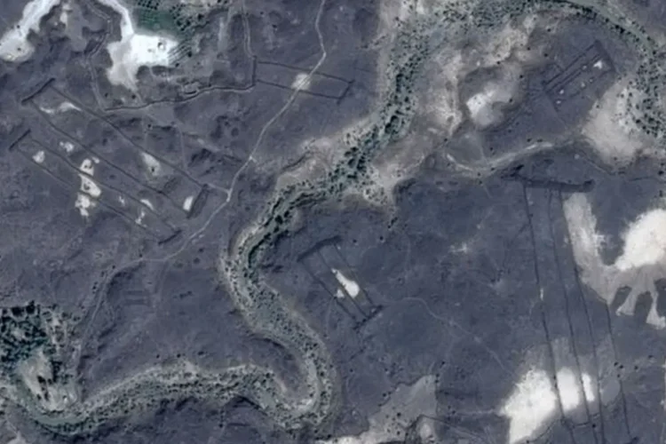 Ruínas: a função original dessas estruturas ainda não foi estabelecida (Google Earth/Reprodução)