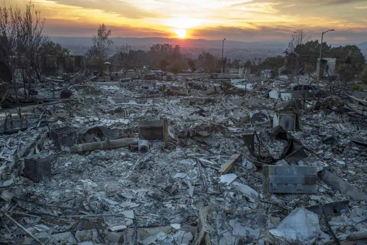 Ruínas do incêndio que arrasou região norte da Califórnia em outubro de 2017. (David McNew/Getty Images)