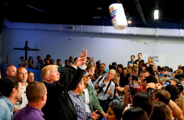 TRUMP EM PORTO RICO: presidente americano atira toalhas a moradores; para ele, furacão matou &#8220;só&#8221; 16 pessoas na ilha  / Jonathan Ernst/ Reuters