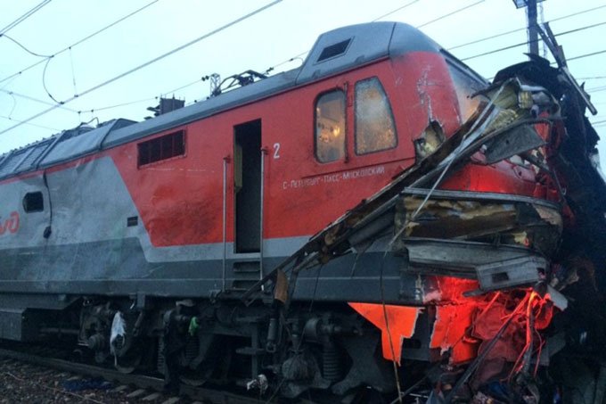 Colisão entre trem e ônibus deixa 16 mortos na Rússia