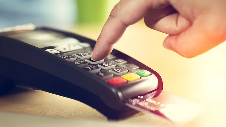 Entre 2015 e 2018, a receita das transações de cartão de crédito de clientes corporativos caiu 33% (zorandimzr/Thinkstock)