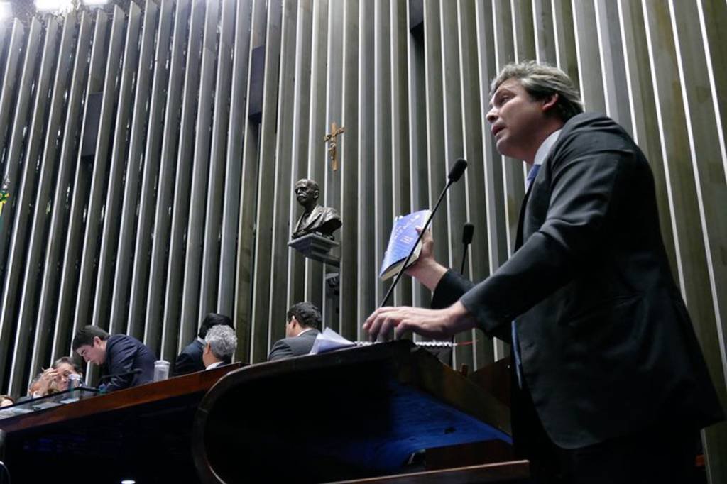 Lindbergh Farias é condenado por improbidade administrativa