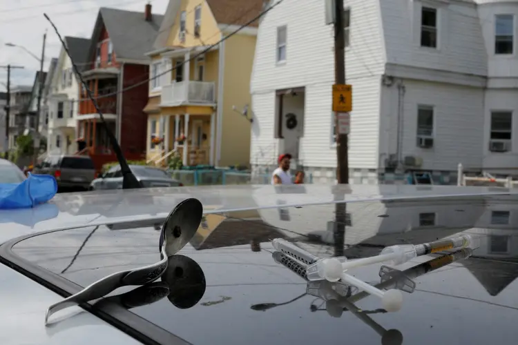 Seringa com heroína e uma colher são fotografadas em cima de um carro em Lynn, Massachusetts: jovem de 20 anos morreu por overdose nesse local (Brian Snyder/Reuters)