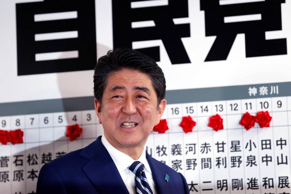 Coalizão de Shinzo Abe tem ampla vitória em eleições no Japão