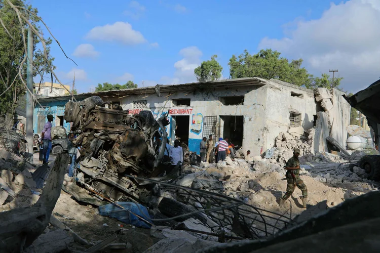 Mogadiscío: ataque terrorista em hotel na capital da Somália deixa ao menos 23 mortos (Feisal Omar/Reuters)