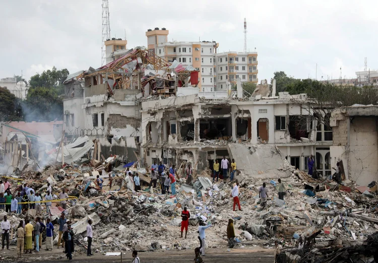 Civis em destroços após atentado com carros bombas na Somália (Feisal Omar/Reuters)