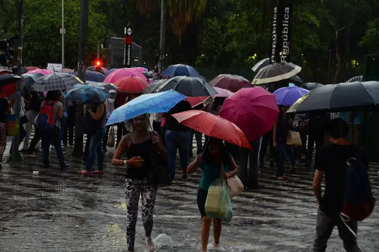 Chuva: termômetros devem variar entre mínimas de 16°C e máximas de 24°C (Rovena Rosa/Agência Brasil)