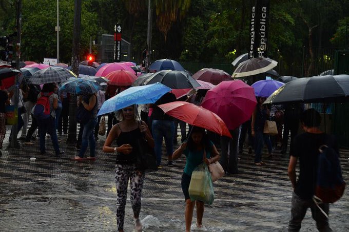 Nova frente fria e chuvas chegam a São Paulo nesta segunda