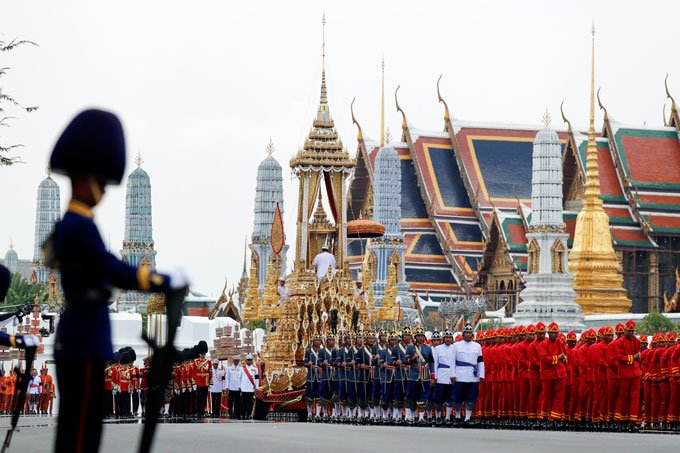 110 mil tailandeses assistem funeral do rei Bhumibol Adulyadej