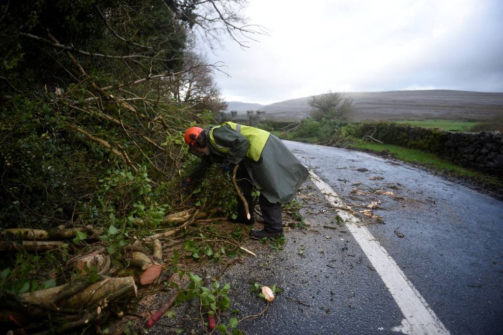 Tempestade Ophelia provoca destruição na Irlanda e deixa 1 morto