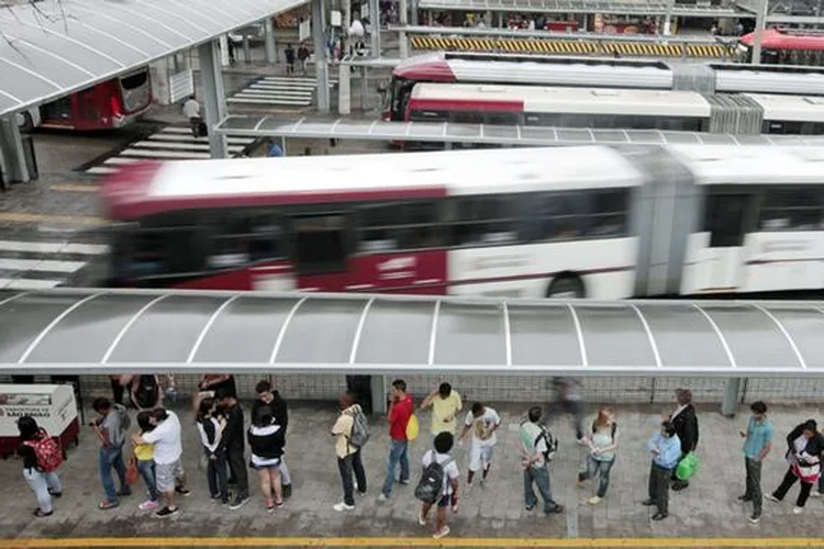 Ônibus: as empresas ficaram autorizadas a operar as linhas noturnas sob sua responsabilidade com metade da frota (Paulo Whitaker/Reuters)