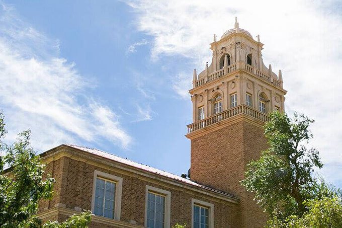Tiroteio em universidade do Texas deixa um policial morto
