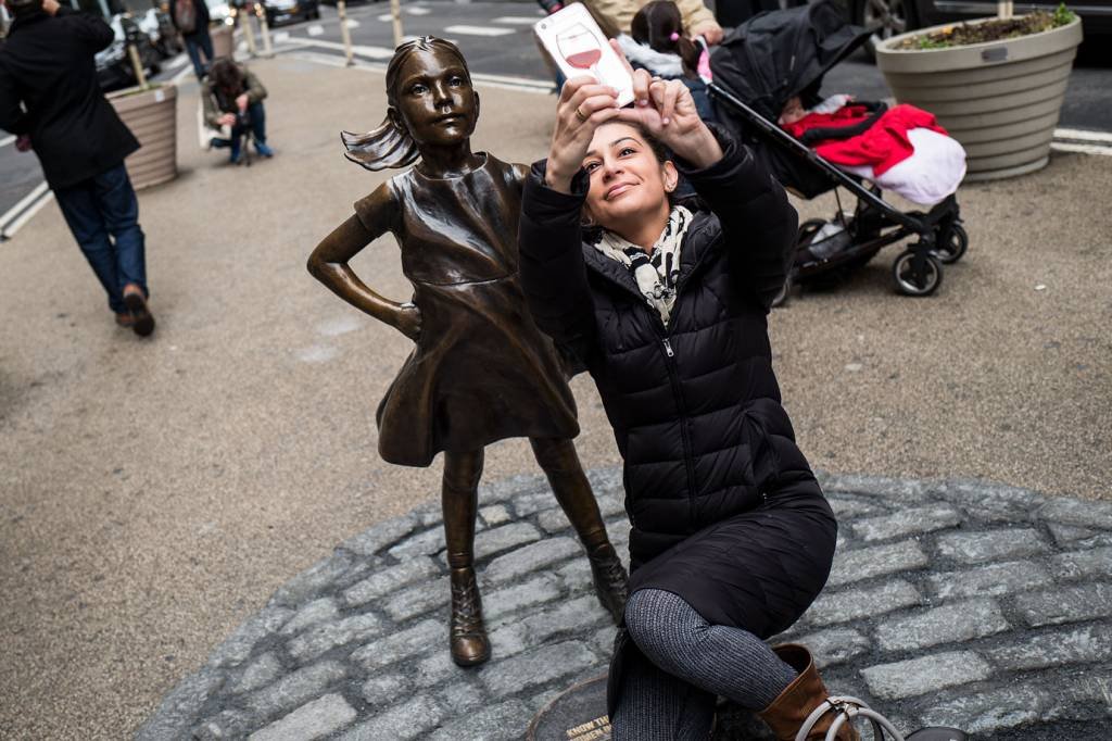 Estátua representa o poder da participação e liderança feminina no mundo das finanças (Drew Angerer/Getty Images)