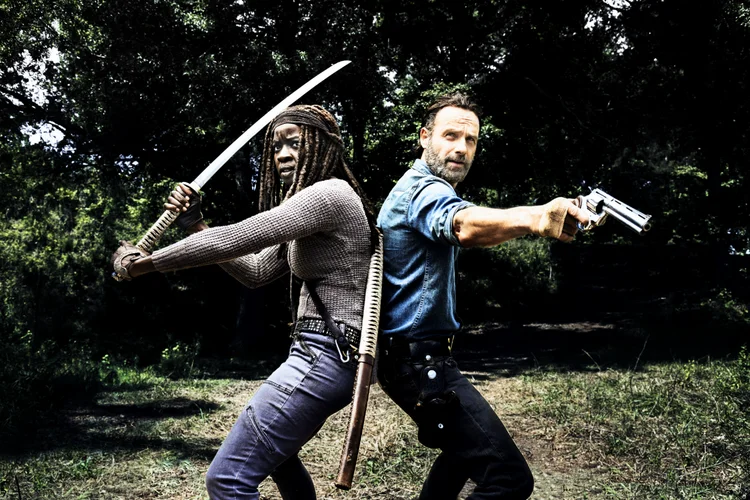 Os personagens Michonne e Rick Grimes da série The Walking Dead: temporada 8 estreia neste domingo (Roger Perez Cervantes/Fox Entertainment Group/Divulgação)