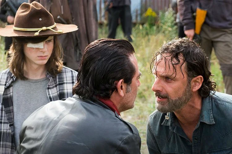 Os personagens Carl, Negan e Rick da série "The Walking Dead" (AMC/Facebook/Divulgação)