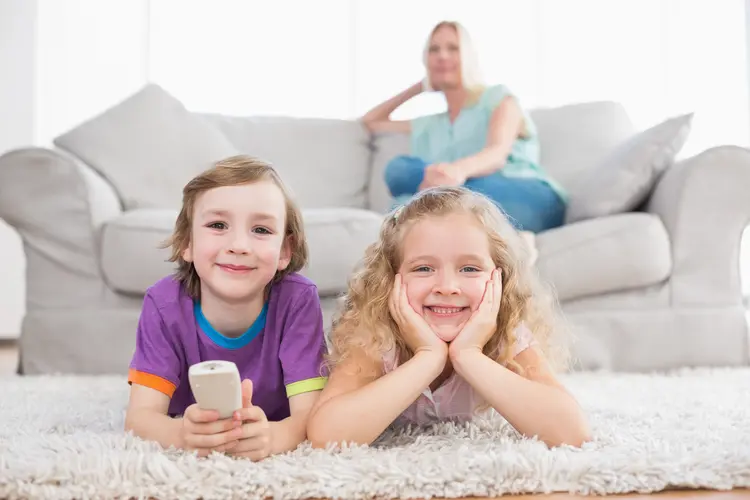 Crianças vendo TV: Serviços como Netflix são melhor opção para os pais (Wavebreakmedia/Thinkstock)