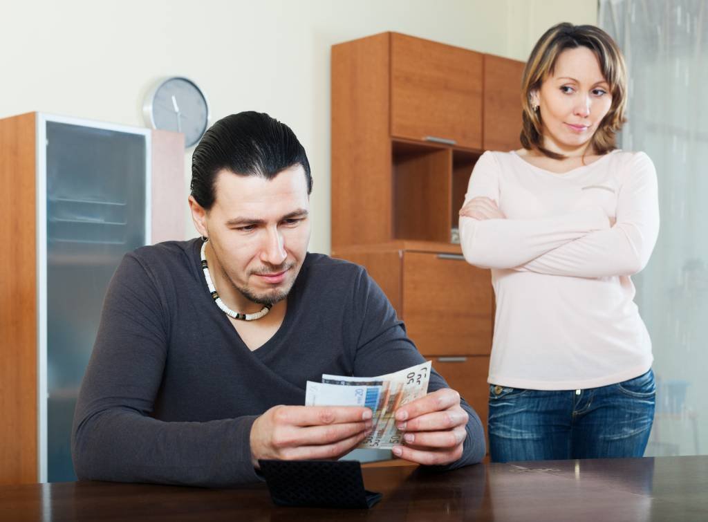 Quando o cônjuge pode deixar de pagar pensão para a ex?
