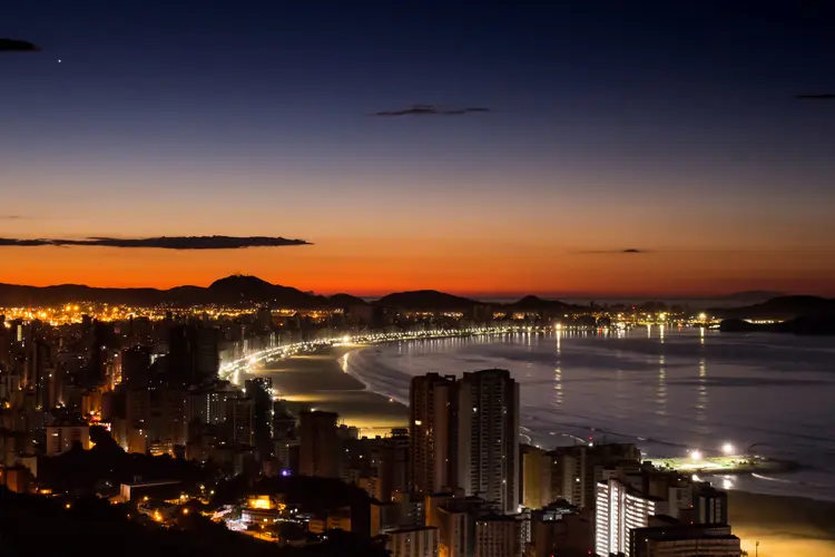 Visão panorâmica da praia de Santos ao amanhecer (iStock/Thinkstock)