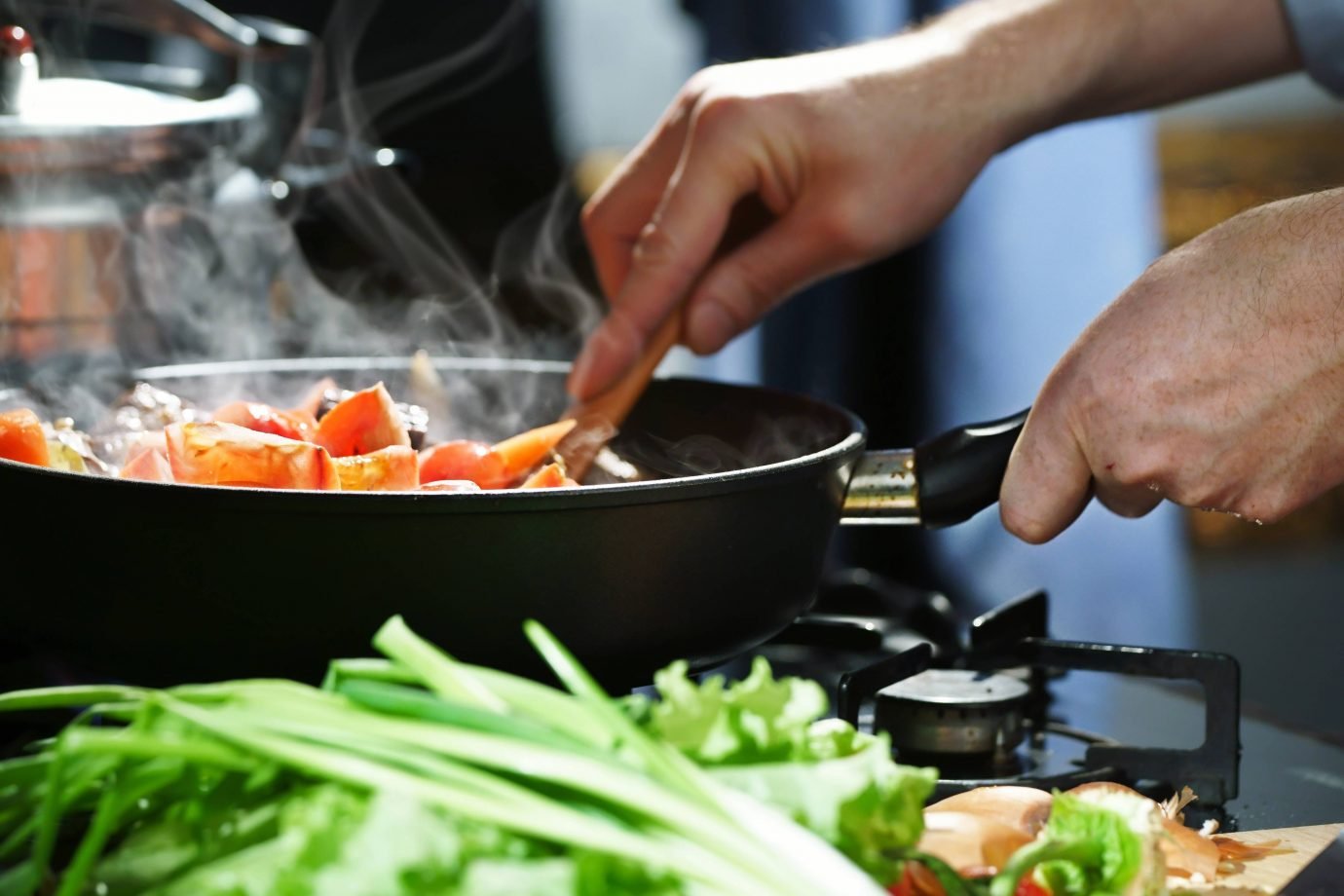 5 maneiras de começar um negócio usando a cozinha de casa