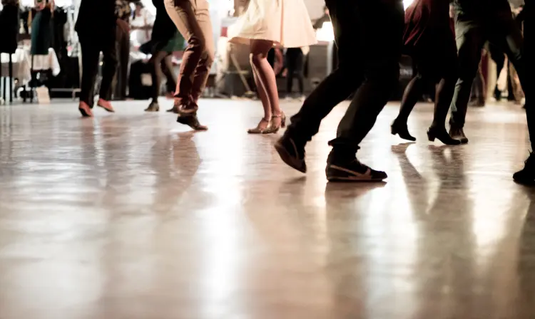 Em tempos modernos, surgiu outra mania de dançar em frente ao celular (rattodisabina/Thinkstock)