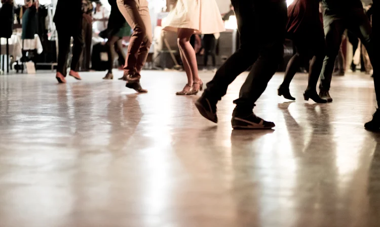 Dança: grupo de jovens do Brooklyn luta para dar fim a uma velha lei nova-iorquina que proíbe o bailado e atinge milhares de bares e discotecas (rattodisabina/Thinkstock)