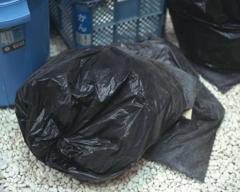 Mães acusam professora de colocar crianças em saco de lixo