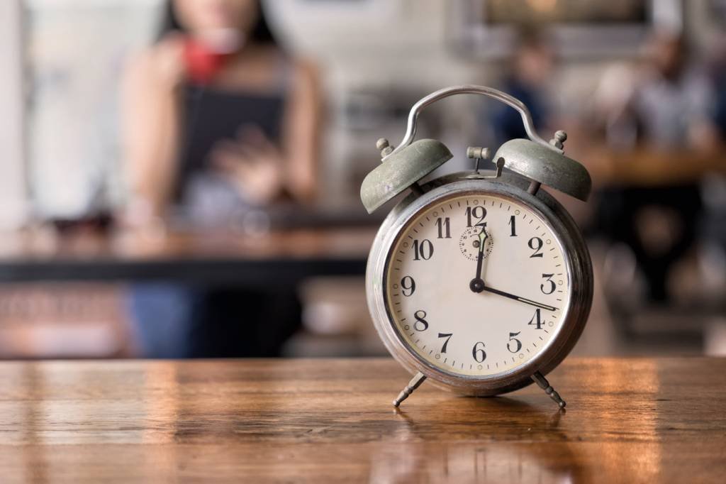 Relógio em restaurante: mesas podem ser reservadas às 12h no almoço ou das 18h às 20h30 no jantar. (inewsistock/Thinkstock)