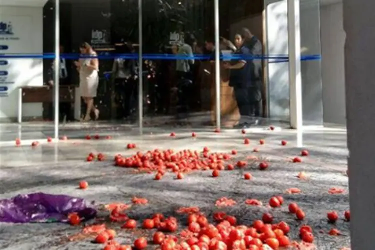 Ato: tomates estragados foram doados por comerciantes (Tomataço/Facebook/Reprodução)