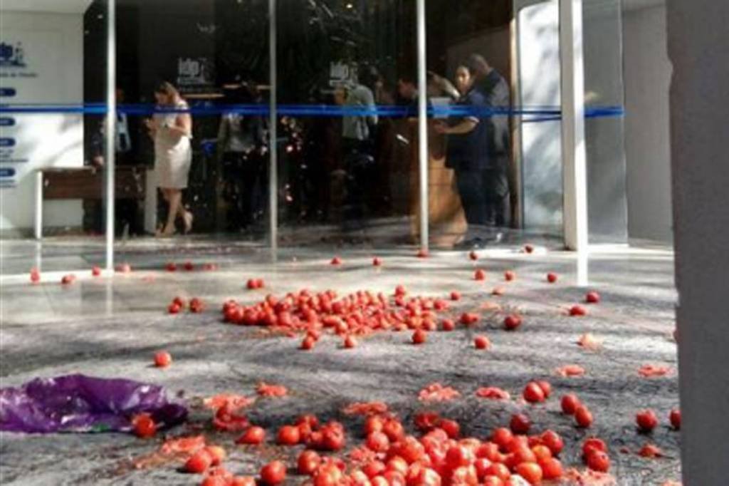 Grupo faz "tomataço" em frente a evento com Gilmar Mendes em SP