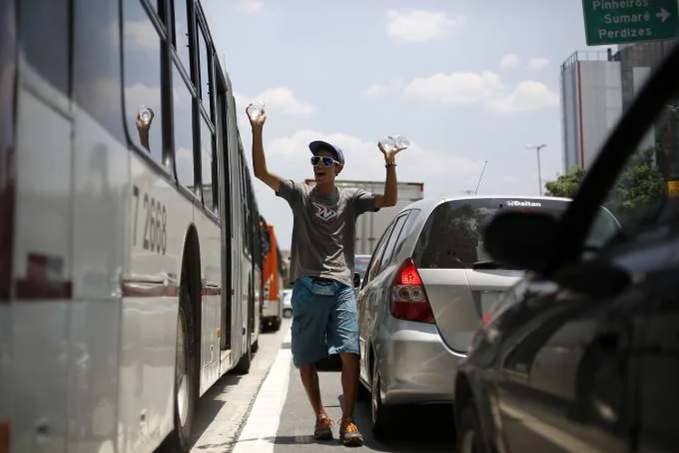 Trabalho informal: modalidade vem ganhando força, enquanto a contribuição do salário vem encolhendo (Nacho Doce/Reuters)