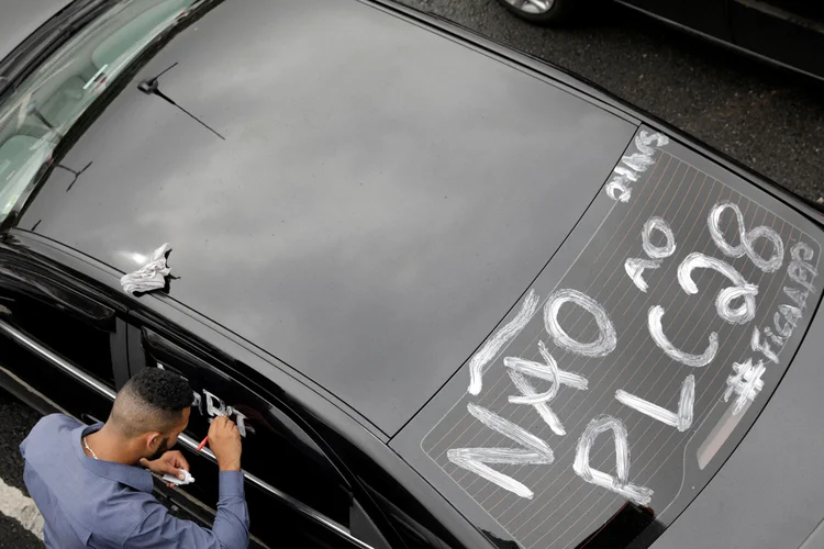 Motorista Uber em carreata contra o PLC 28/2017  (Paulo Whitaker/Reuters)