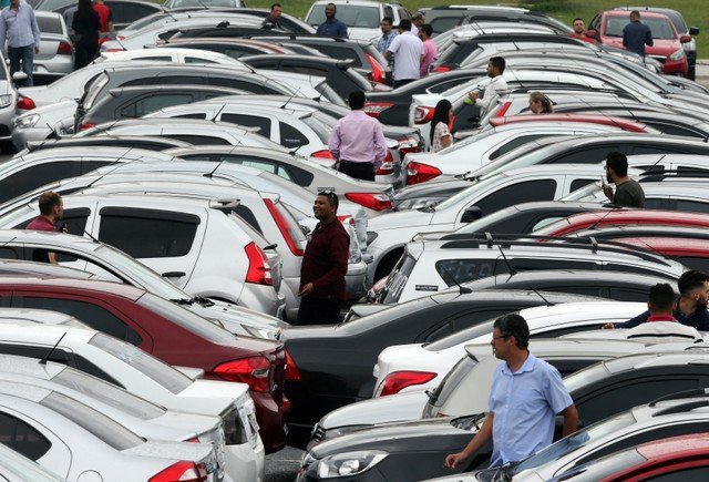 Carro alugado, crédito negado, nome sujo: o 'corre' do motorista de app para ter o
