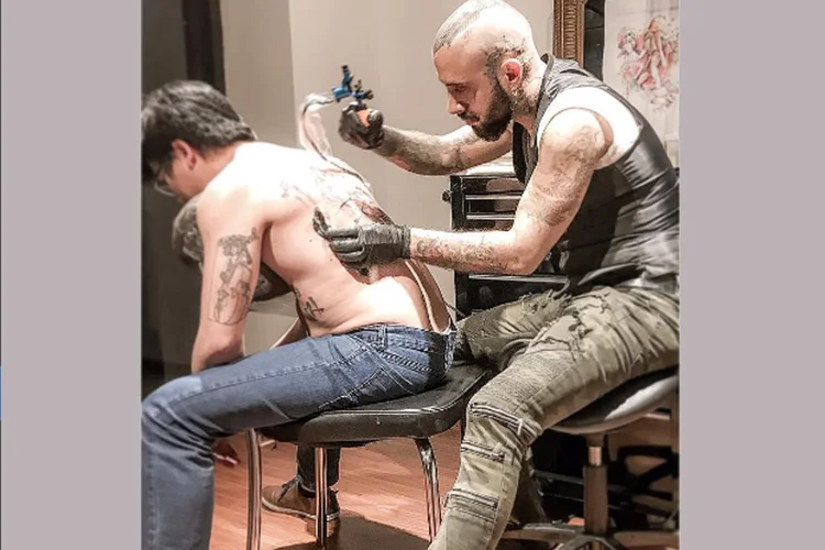 Victor Montaghini: clientes esperam mais de dois anos para fazer uma das tatuagens exclusivas feitas pelo artista plástico (Instagram Victor Montaghini/Reprodução)