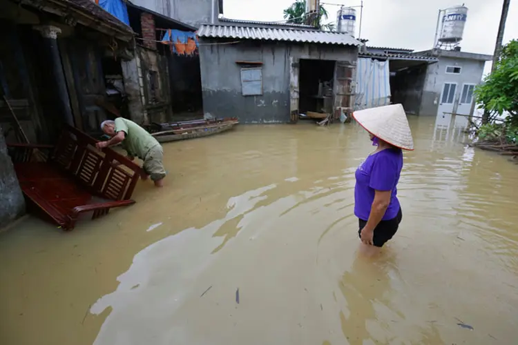 Enchentes no Vietnã: segundo as estatísticas governamentais, as tempestades tropicais e as inundações deixaram 264 mortos em 2016 e um prejuízo econômico de US$ 1,75 bilhão (Kham/Reuters)