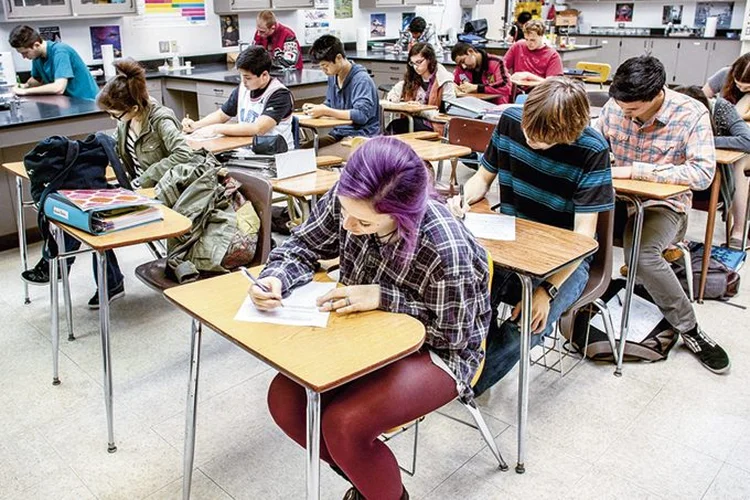 Aula de química em escola na Califórnia: além de ensinar conteúdo acadêmico, as escolas precisam desenvolver as habilidades cognitivas dos alunos | Alamy/Fotoarena / 