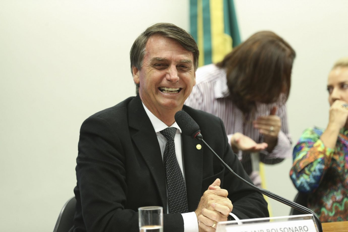 Bolsonaro empregou ex-mulher e parentes em gabinetes, diz jornal