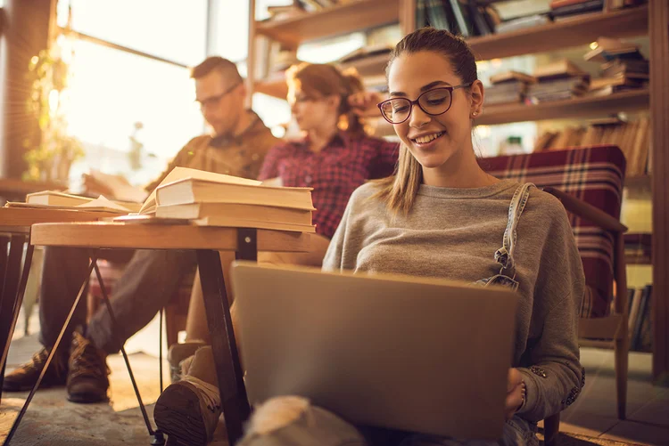 Estudar e consumir conteúdo pode se tornar um desafio dependendo da rotina do empreendedor. (BraunS/Getty Images)