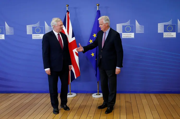 Negociador do Brexit, Michael Barnier, e o secretário da UE, David Davis